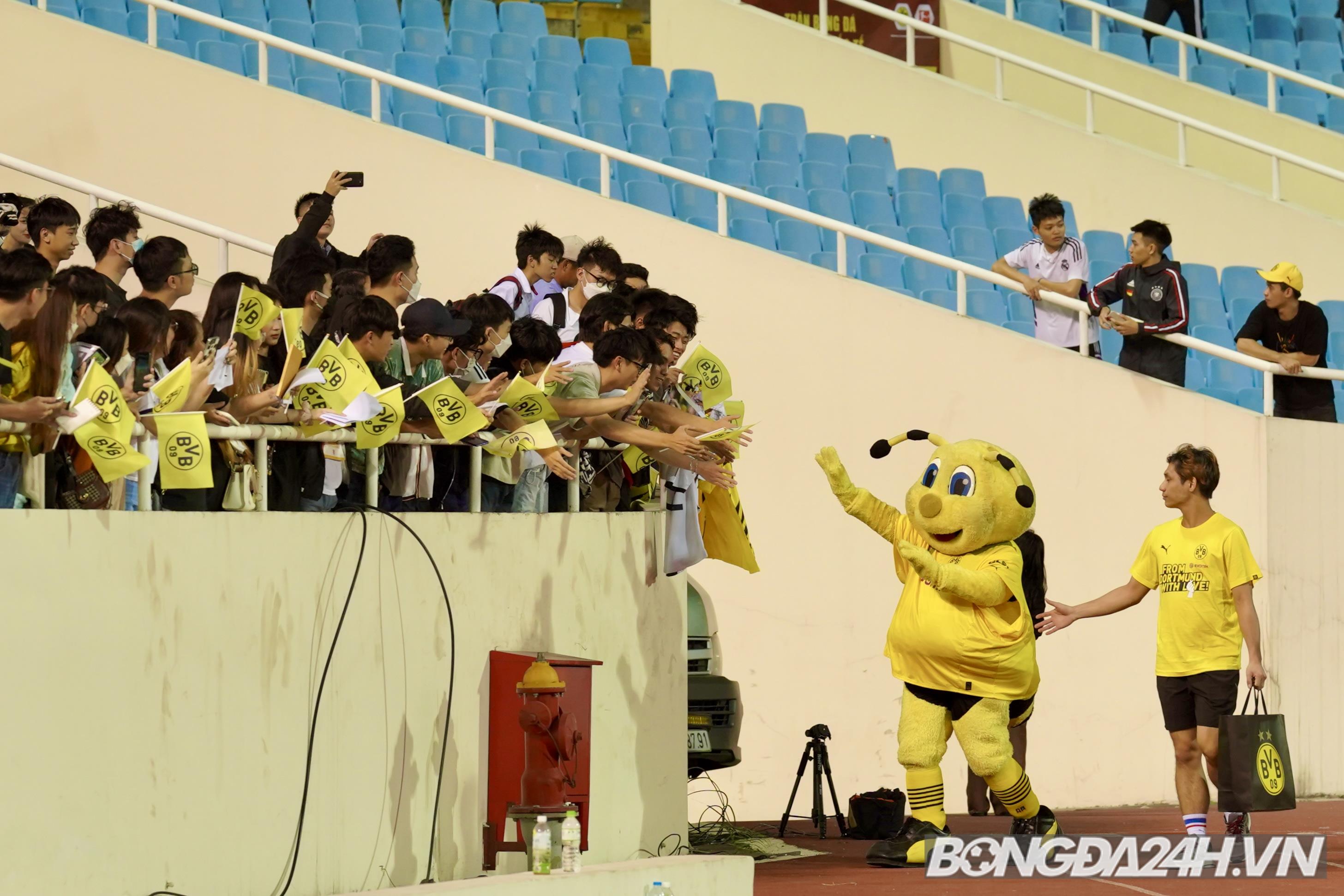 Mats Hummels và dàn cầu thủ Dortmund giao lưu với CĐV Việt Nam 10