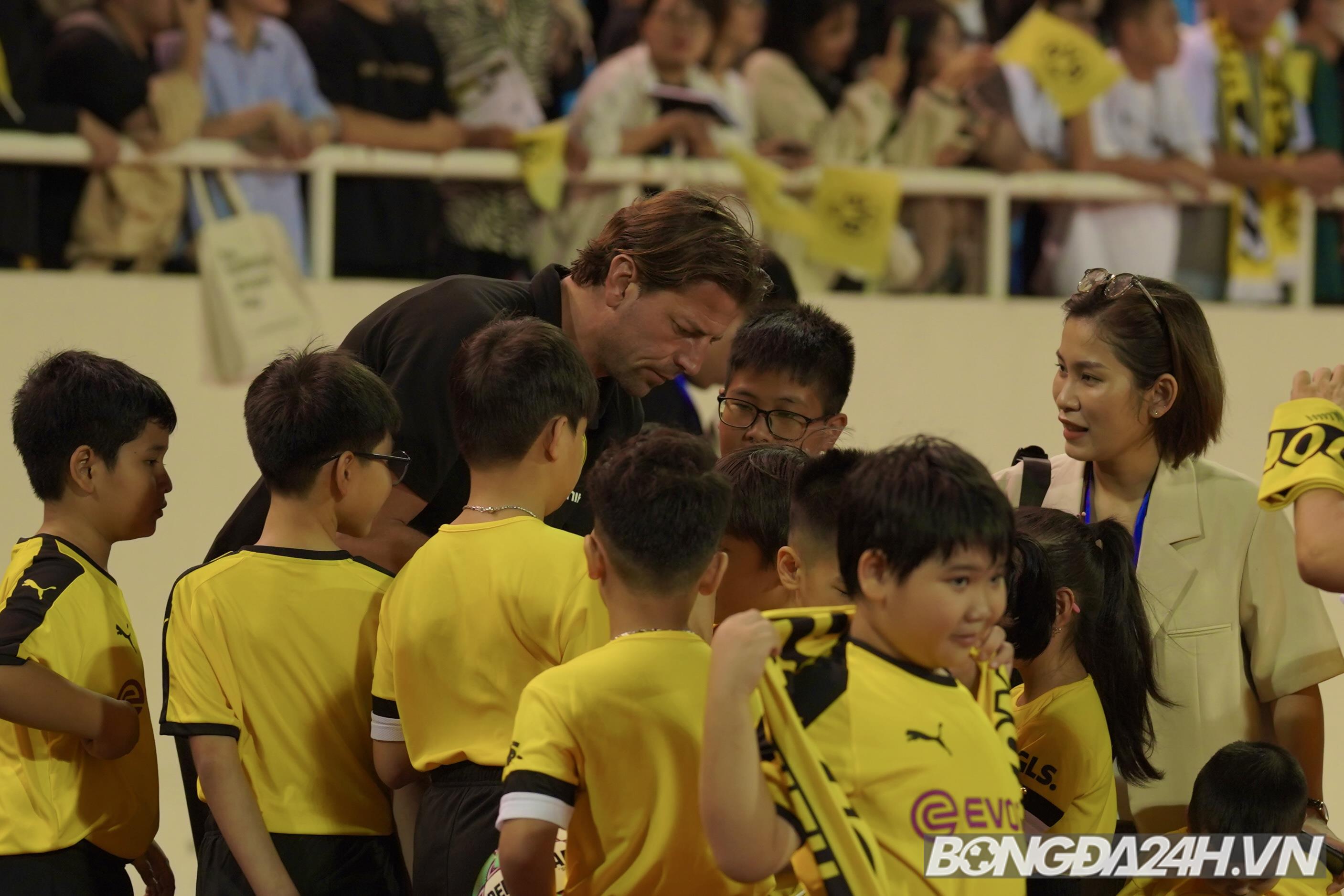 Mats Hummels và dàn cầu thủ Dortmund giao lưu với CĐV Việt Nam 8