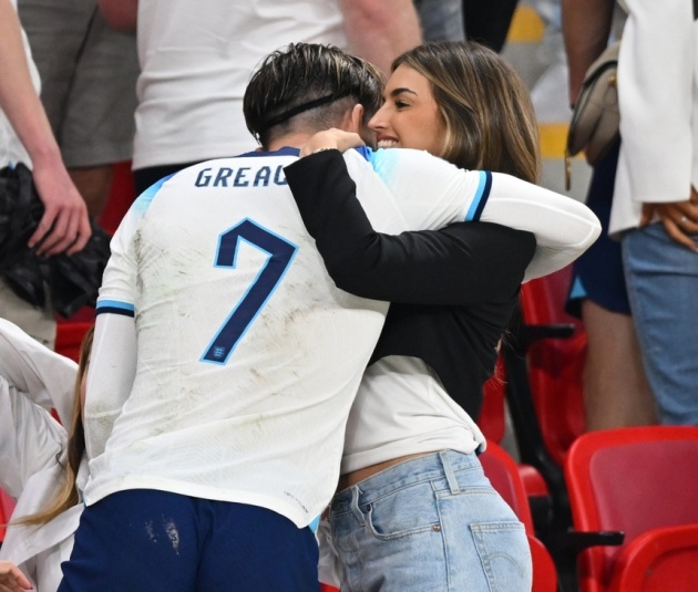 Jack Grealish di thang len khan dai om ban gai Sasha Attwood.