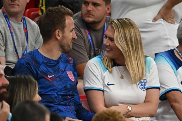 Các sao tuyển Anh lên khán đài ôm, hôn bạn gái sau trận thắng Xứ Wales 4