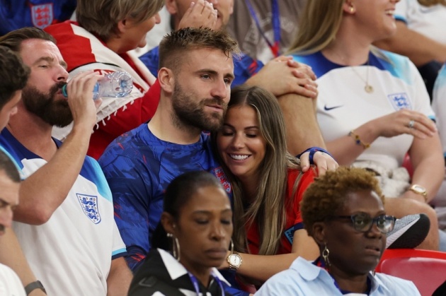Các sao tuyển Anh lên khán đài ôm, hôn bạn gái sau trận thắng Xứ Wales 5