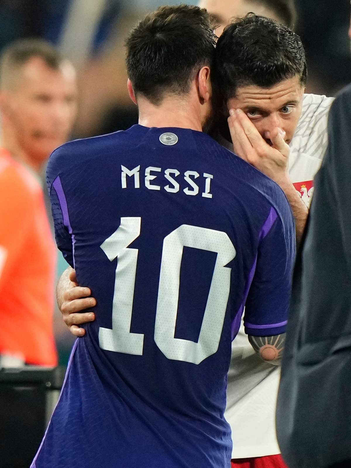 Toàn cảnh vụ Messi từ chối bắt tay rồi làm lành với Lewandowski 5