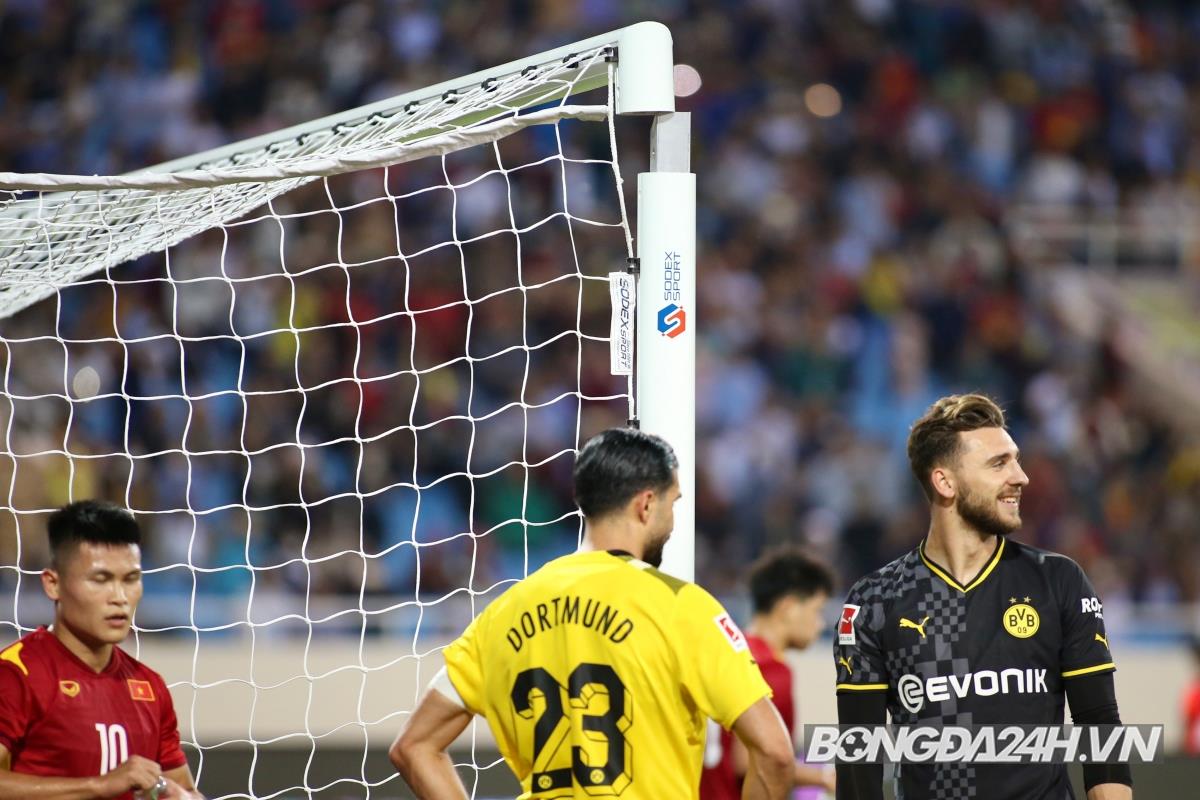Su co khung thanh tran Viet Nam vs Dortmund 30/11
