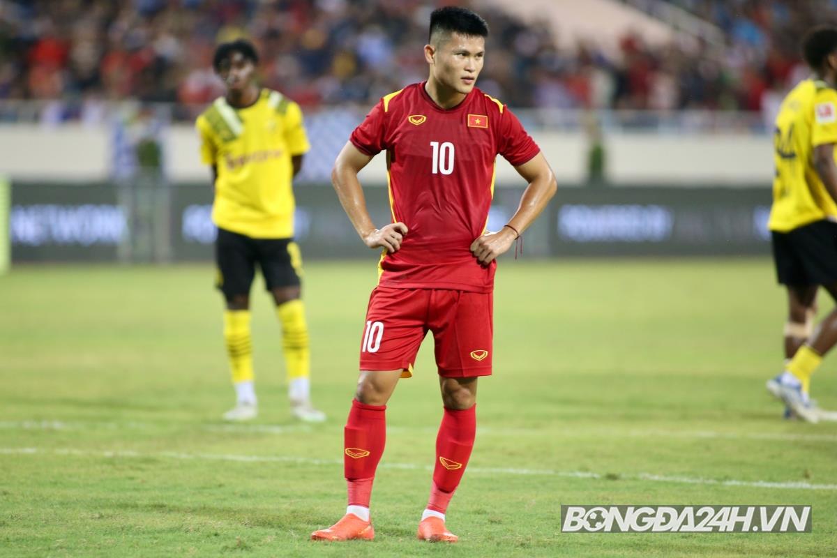 Pham Tuan Hai cho doi sut qua penalty Viet Nam vs Dortmund 30/11