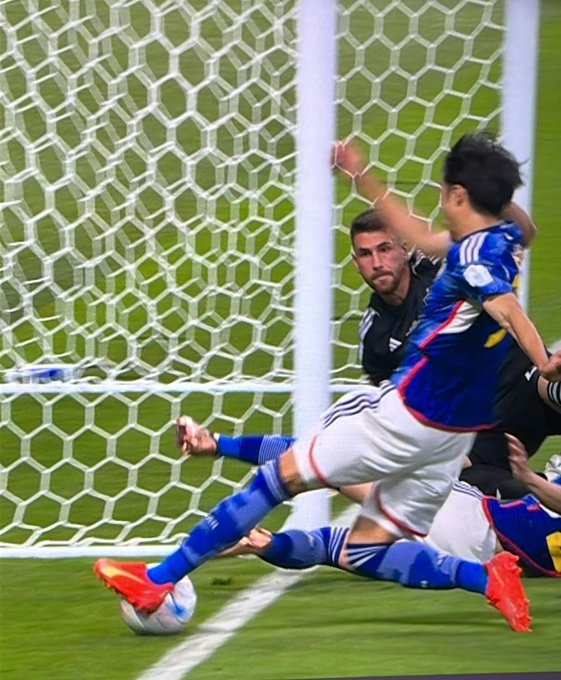 Cận cảnh tình huống bàn thắng gây tranh cãi của Nhật Bản gián tiếp loại tuyển Đức 1