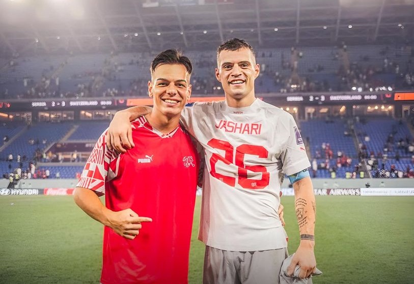 Granit Xhaka gay tranh cai vi chiec ao dau 