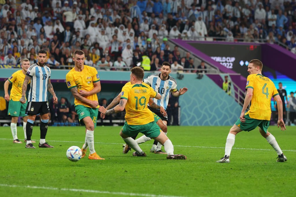 Màn trình diễn điểm 10 trong trận đấu thứ 1000 của Lionel Messi 5