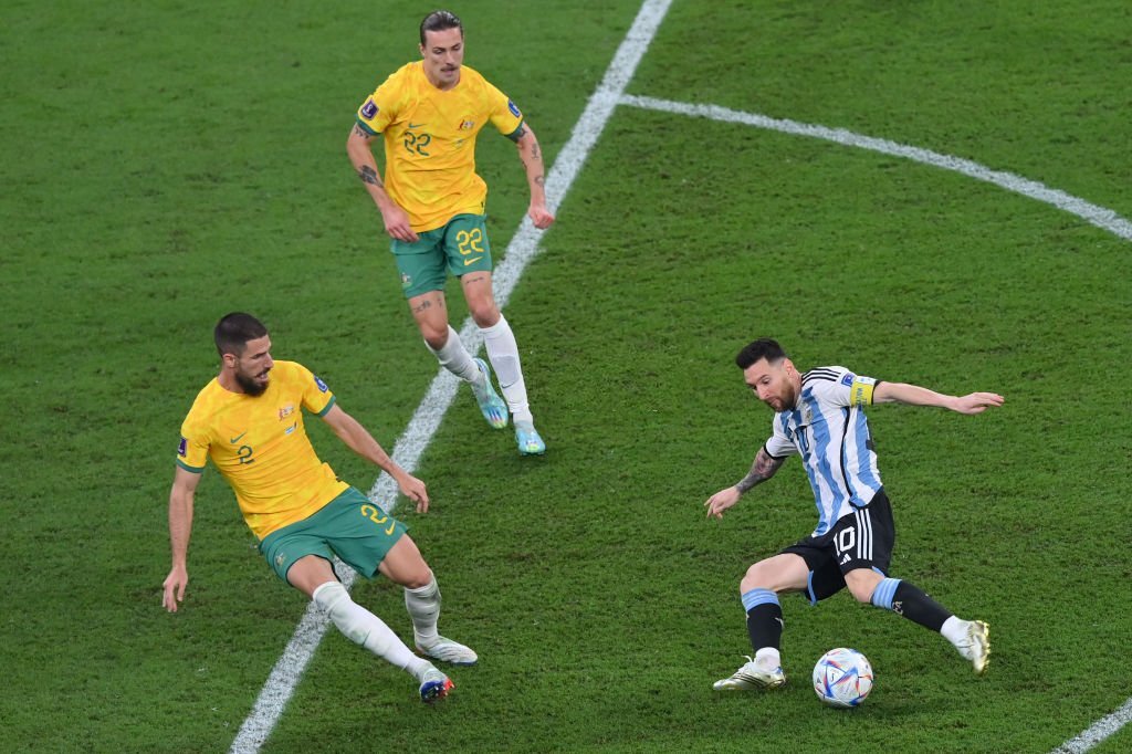 Màn trình diễn điểm 10 trong trận đấu thứ 1000 của Lionel Messi 8