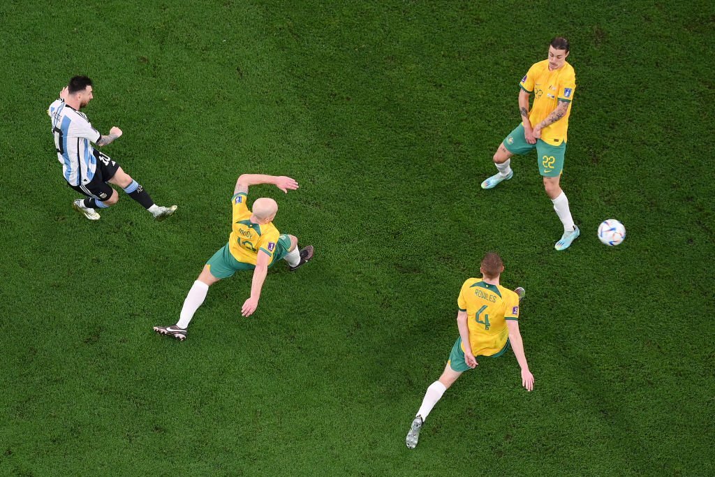 Màn trình diễn điểm 10 trong trận đấu thứ 1000 của Lionel Messi 6