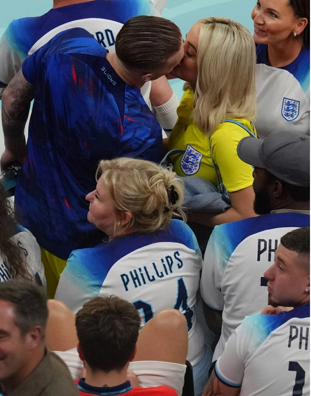 Các sao tuyển Anh hôn đắm đuối bạn gái và vợ sau trận thắng Senegal 2