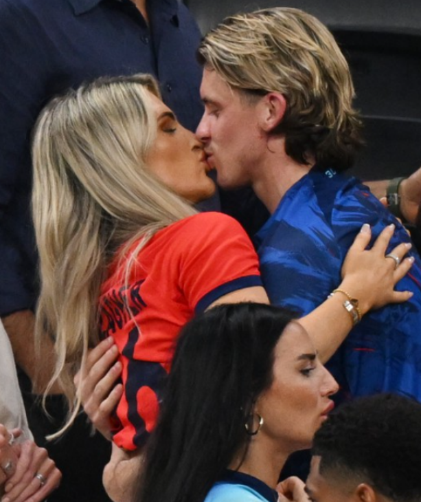 Các sao tuyển Anh hôn đắm đuối bạn gái và vợ sau trận thắng Senegal 3