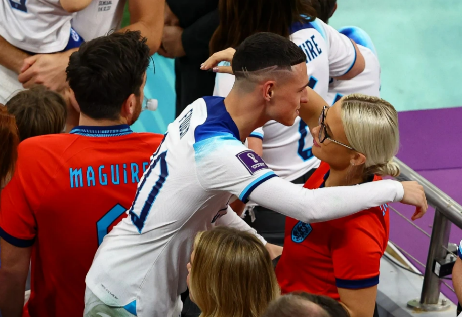 Các sao tuyển Anh hôn đắm đuối bạn gái và vợ sau trận thắng Senegal 4