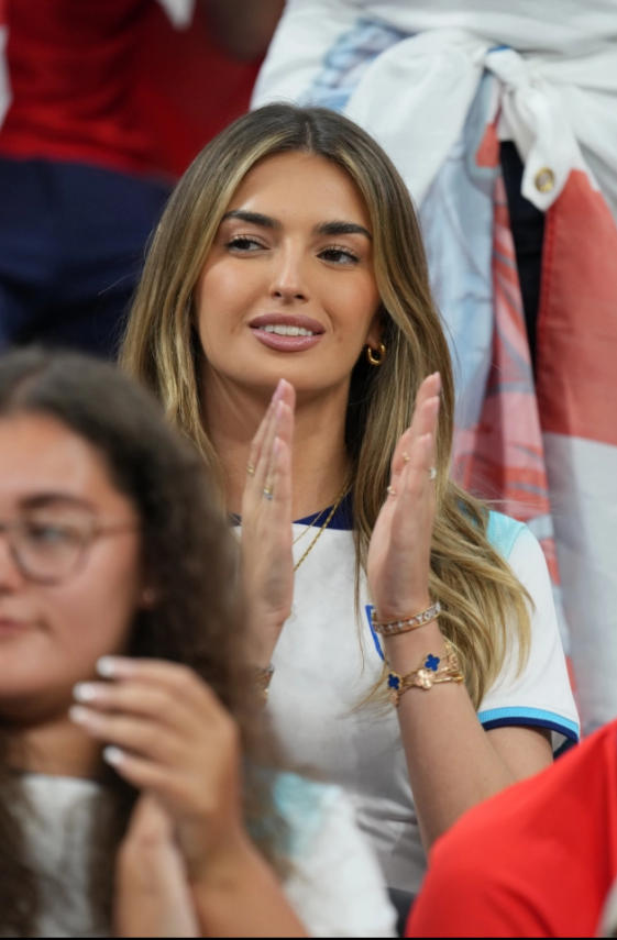 Các sao tuyển Anh hôn đắm đuối bạn gái và vợ sau trận thắng Senegal 5