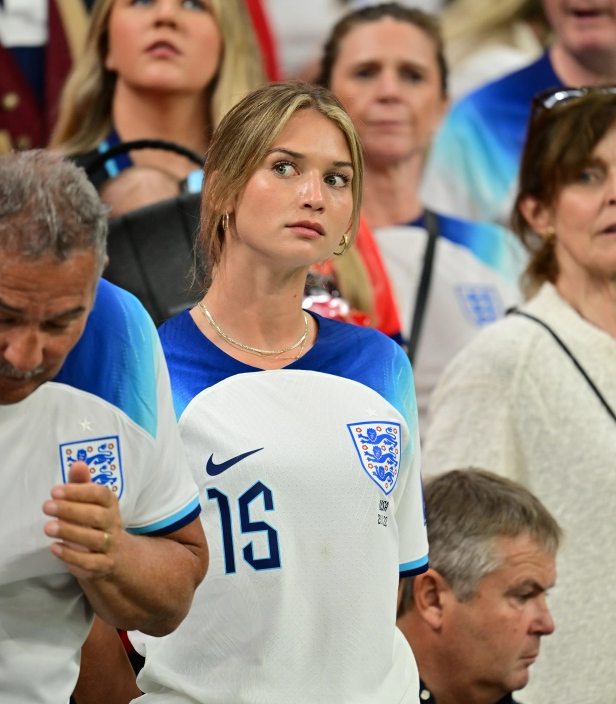 Các sao tuyển Anh hôn đắm đuối bạn gái và vợ sau trận thắng Senegal 6