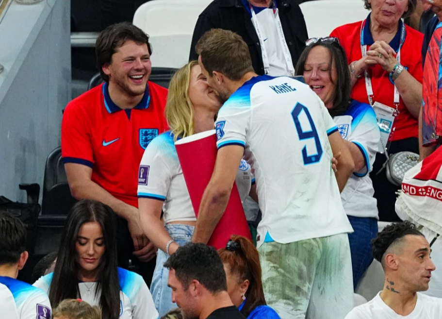 Các sao tuyển Anh hôn đắm đuối bạn gái và vợ sau trận thắng Senegal 1