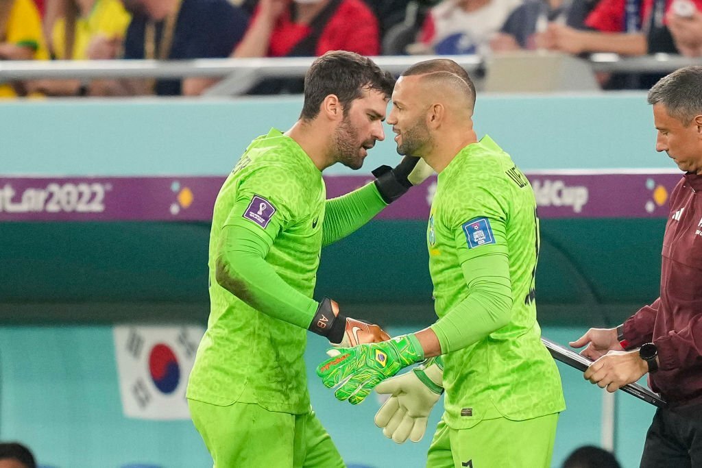 Khoảnh khắc Alisson Becker được thay thế bởi Weverton trong trận đấu với Hàn Quốc Khoanh khac Alisson Becker duoc thay the boi Weverton trong tran dau voi Han Quoc