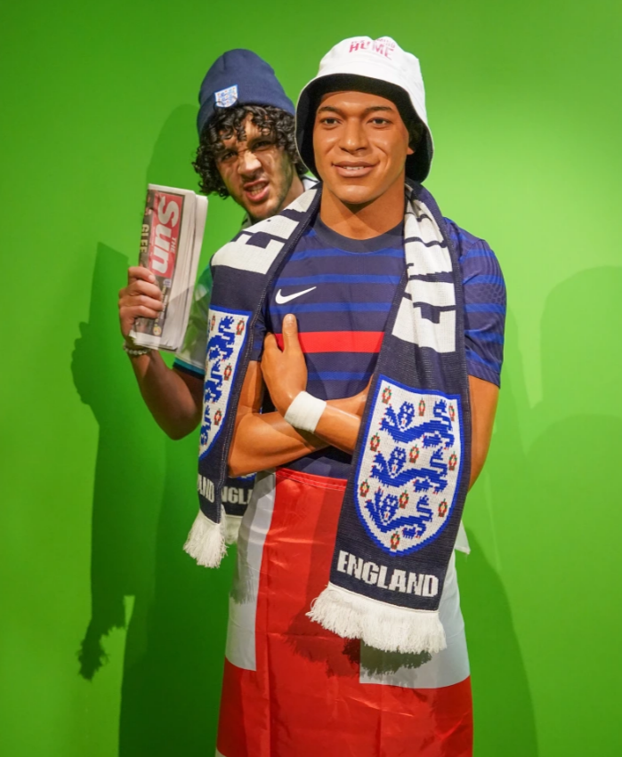 Kylian Mbappe đội mũ, quàng khăn của ĐT Anh trước đại chiến 2