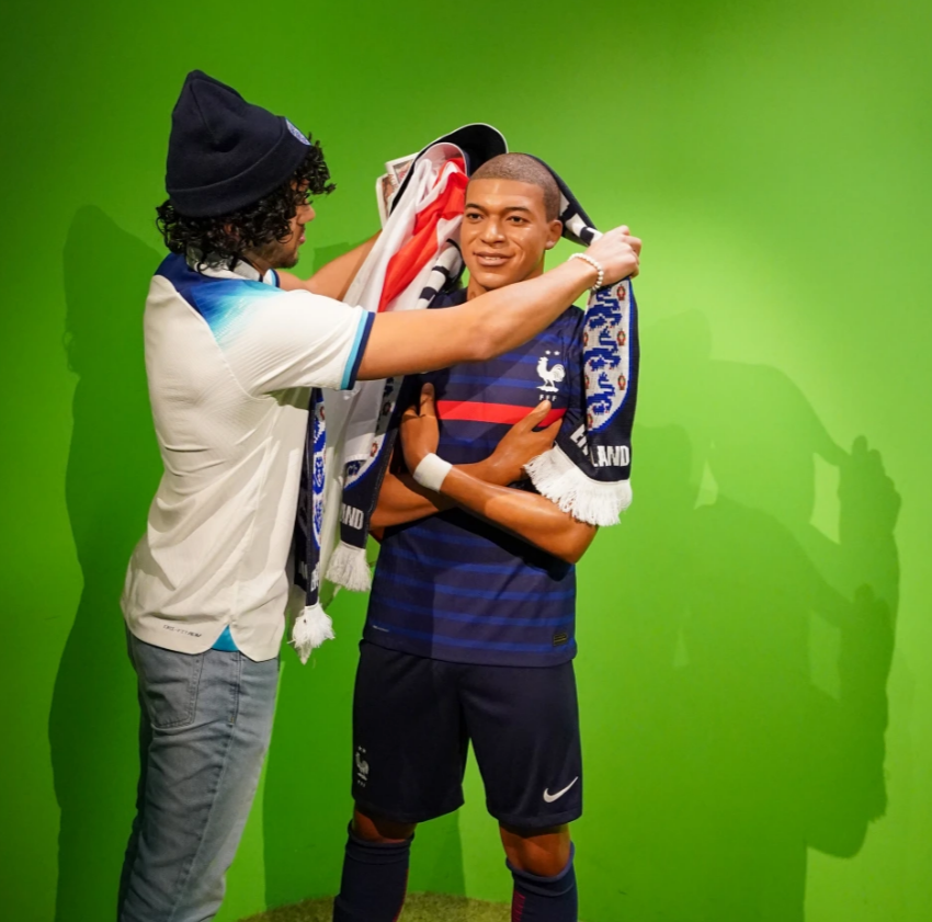 Kylian Mbappe đội mũ, quàng khăn của ĐT Anh trước đại chiến 1