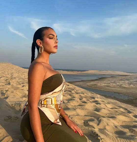 Georgina Rodriguez hứng thú với sa mạc ở Qatar 3