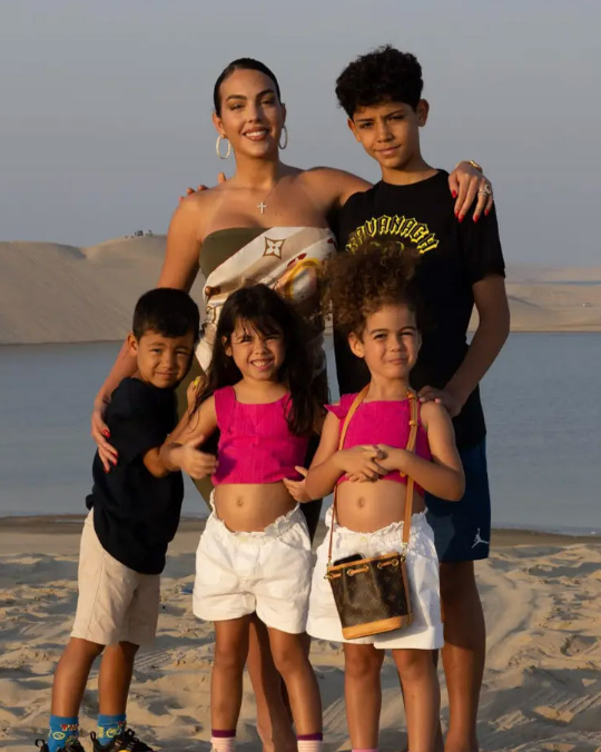 Georgina Rodriguez hứng thú với sa mạc ở Qatar 2