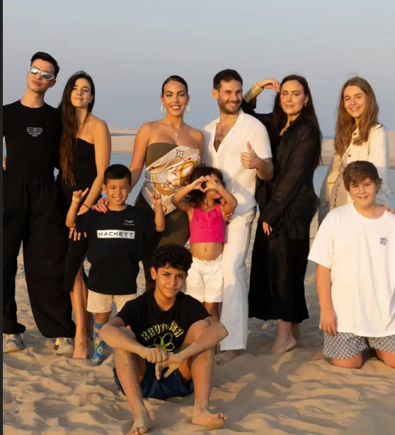 Georgina Rodriguez hứng thú với sa mạc ở Qatar 1