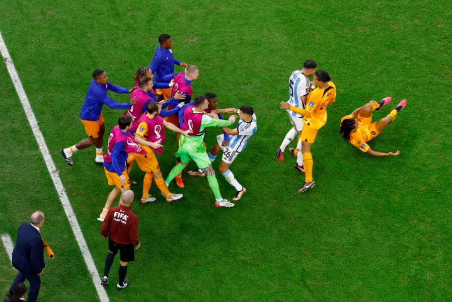 Cận cảnh cuộc hỗn chiến giữa các cầu thủ Hà Lan và Argentina 3