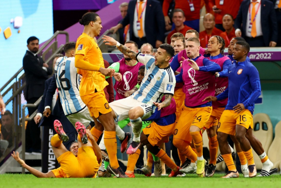 Cận cảnh cuộc hỗn chiến giữa các cầu thủ Hà Lan và Argentina 4