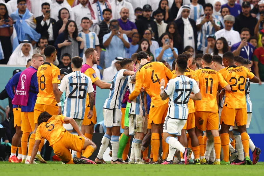 Cận cảnh cuộc hỗn chiến giữa các cầu thủ Hà Lan và Argentina 5