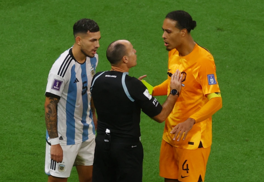 Cận cảnh cuộc hỗn chiến giữa các cầu thủ Hà Lan và Argentina 7