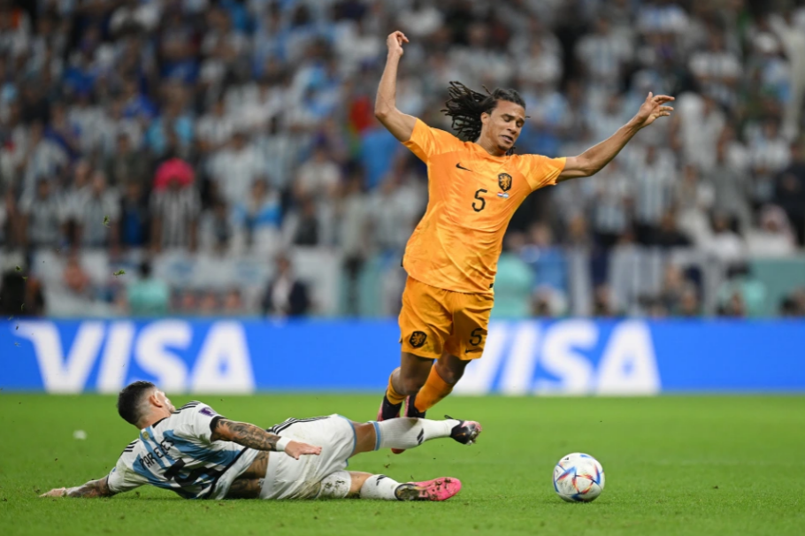 Cận cảnh cuộc hỗn chiến giữa các cầu thủ Hà Lan và Argentina 1