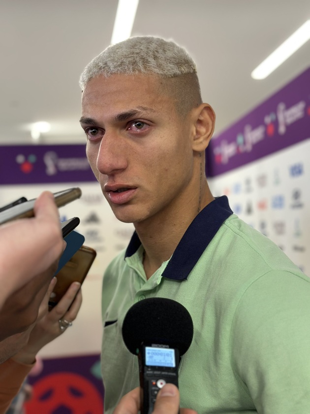 Rớt nước mắt trước hình ảnh Richarlison xin lỗi NHM 2