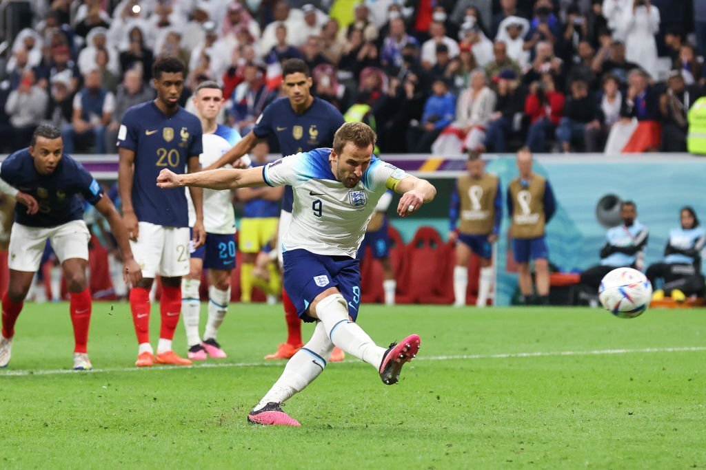 Mbappe cười hả hê khi Kane sút trượt penalty 1