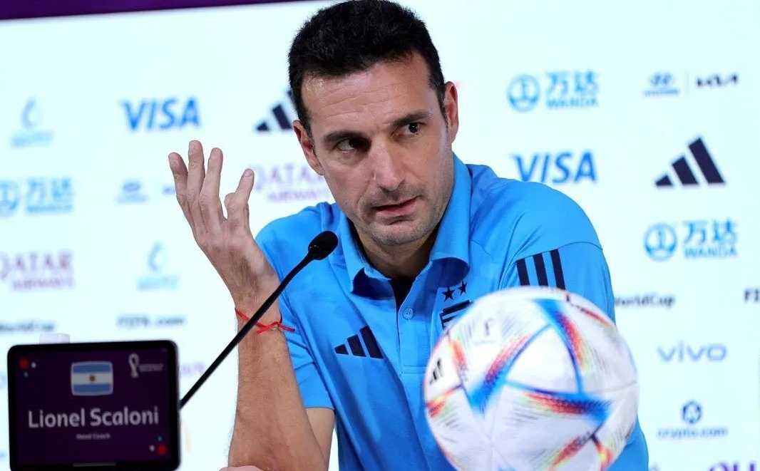 HLV Lionel Scaloni trong cuoc hop bao truoc tran ban ket giua Argentina vs Croatia