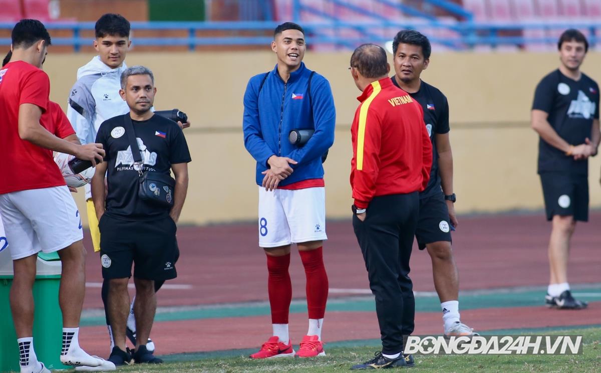 HLV Park Hang Seo gioi thieu qua bong voi cac cau thu Philippines