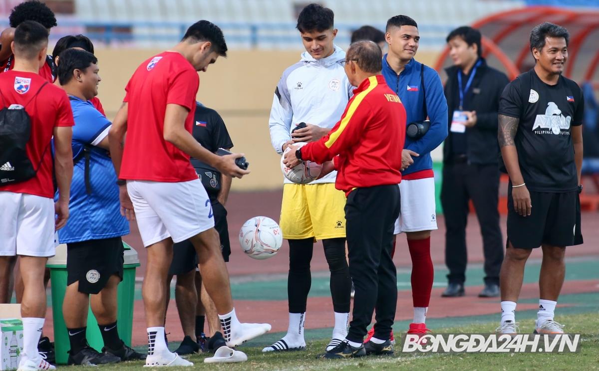 HLV Park Hang Seo gioi thieu qua bong voi cac cau thu Philippines