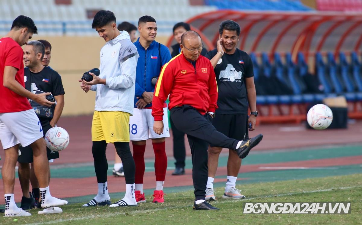 HLV Park Hang Seo gioi thieu qua bong voi cac cau thu Philippines