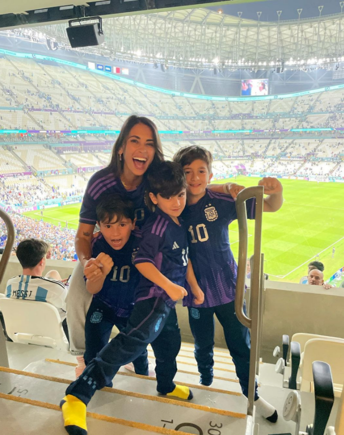 Vợ con Messi hạnh phúc trên khán đài 2 Vợ con Messi hạnh phúc trên khán đài 2