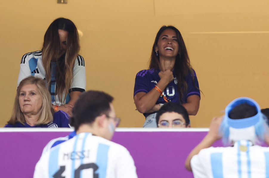 Vợ con Messi hạnh phúc trên khán đài 1 Vợ con Messi hạnh phúc trên khán đài 1