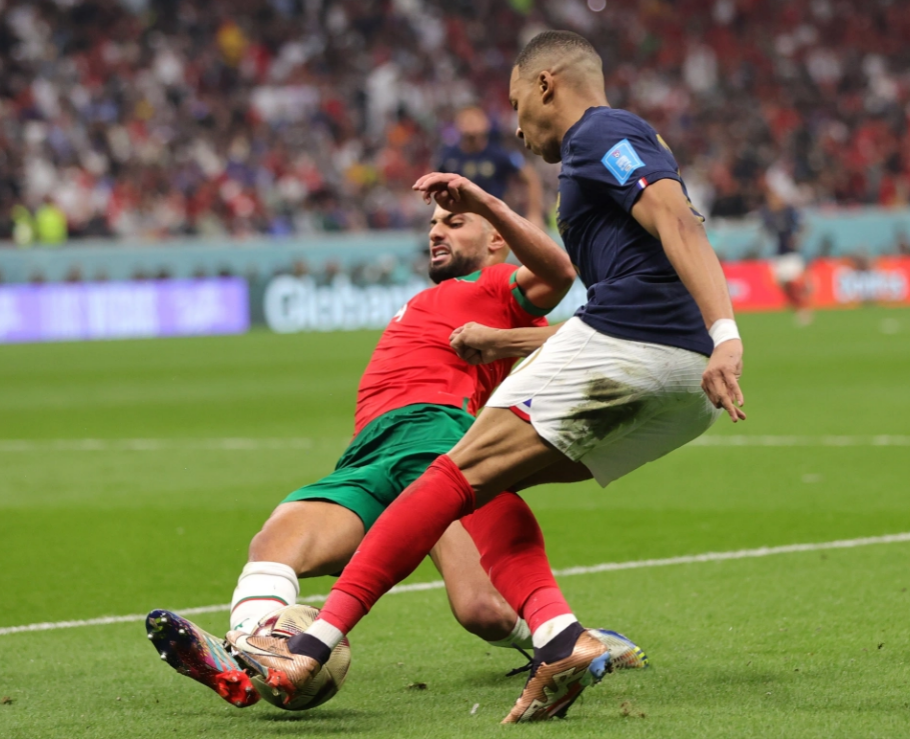 Kylian Mbappe bị hạ đo ván, tụt cả giày trước Morocco 2