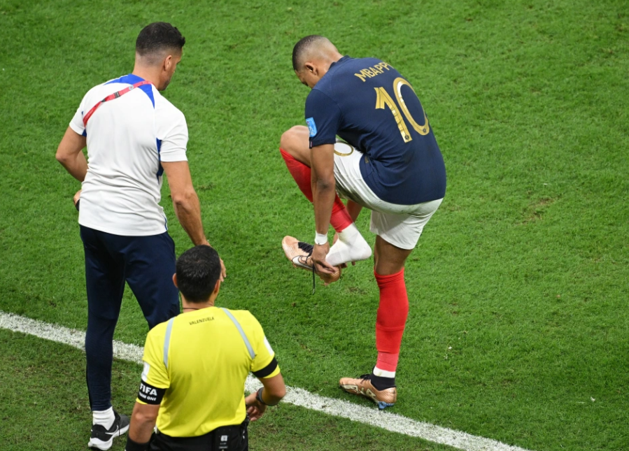 Kylian Mbappe bị hạ đo ván, tụt cả giày trước Morocco 3