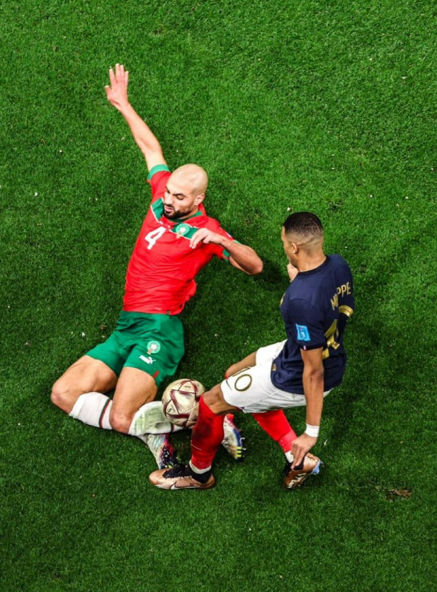 Kylian Mbappe bị hạ đo ván, tụt cả giày trước Morocco 5