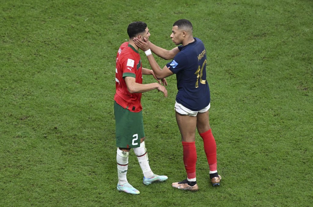 Mbappe mặc áo Hakimi ăn mừng chiến thắng cùng ĐT Pháp 1 Mbappe mặc áo Hakimi ăn mừng chiến thắng cùng ĐT Pháp 1