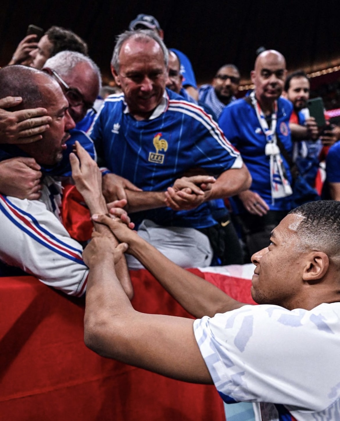 Mbappe sút bóng trúng mặt CĐV 1