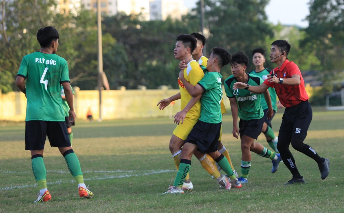 Vu Tien Long nhan the do truc tiep ngay tran mo man U21 Quoc gia 2022