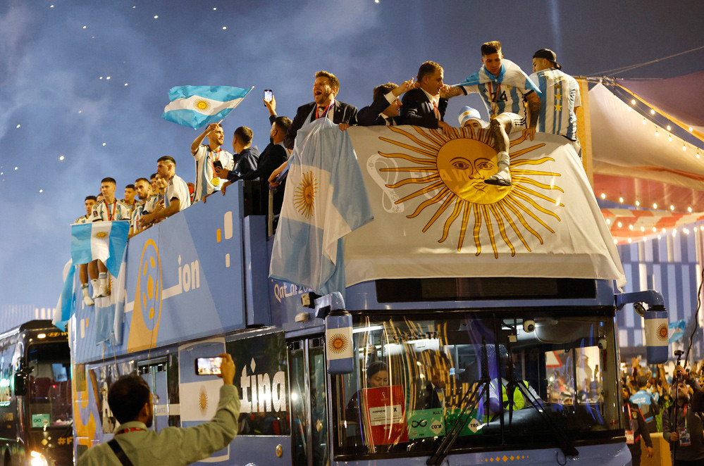 Argentina ăn mừng bằng xe buýt tại Qatar 2 Argentina ăn mừng bằng xe buýt tại Qatar 2
