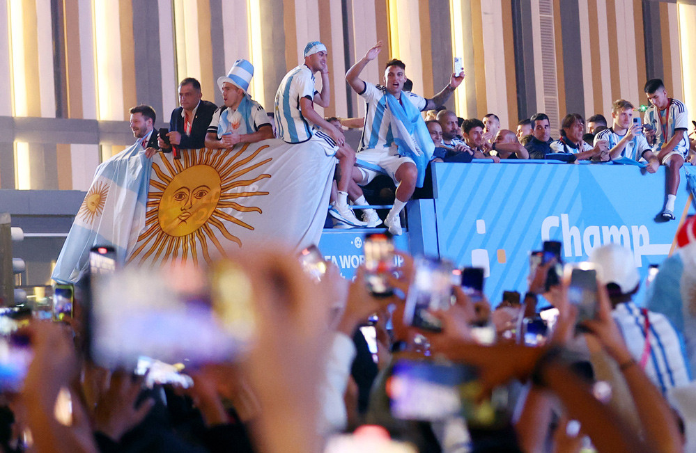 Argentina ăn mừng bằng xe buýt tại Qatar Argentina an mung bang xe buyt tai Qatar