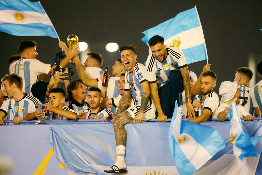 Argentina ăn mừng bằng xe buýt tại Qatar 1 Argentina ăn mừng bằng xe buýt tại Qatar 1
