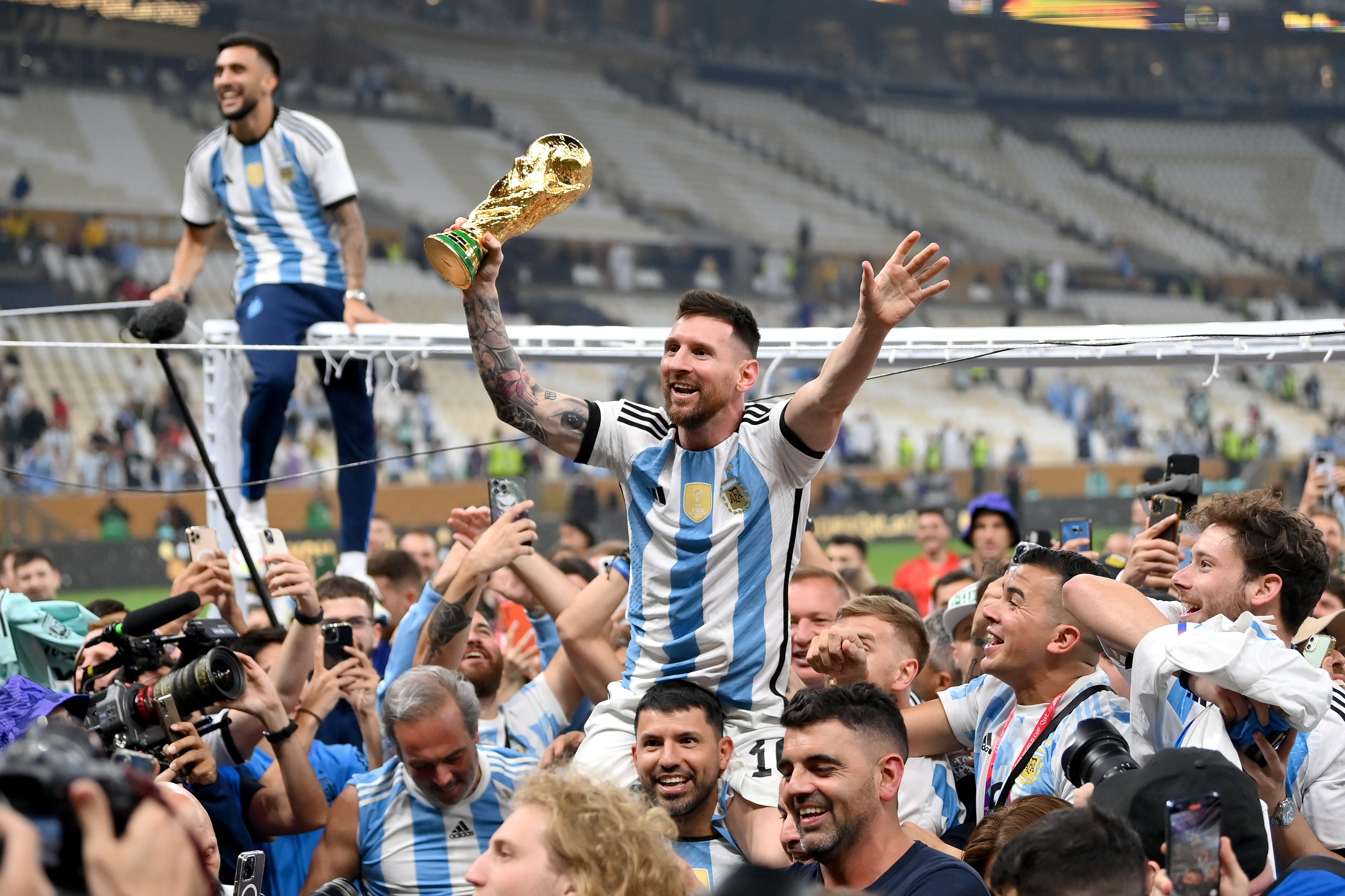 Messi, người kế thừa của huyền thoại Maradona, đã khiến người hâm mộ phấn khích với màn ăn mừng ấn tượng sau khi ghi bàn thắng quan trọng. Cùng xem hình ảnh hai huyền thoại bóng đá này bên nhau và tưởng nhớ những kỷ niệm đáng nhớ.