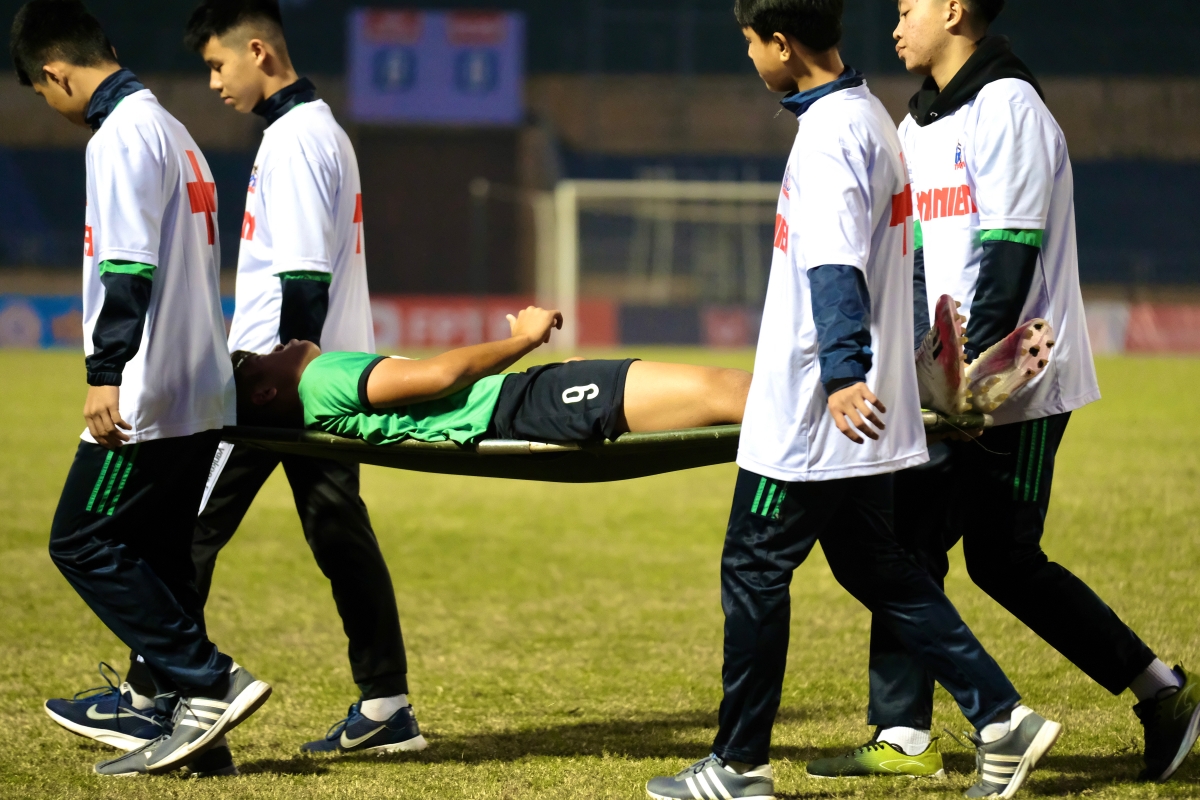 Quoc Viet dinh chan thuong trong tran thua U21 Binh Duong 20/12