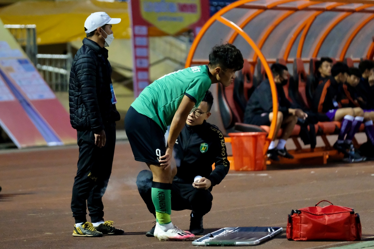 Vua giải trẻ Quốc Việt dính chấn thương, Nutifood nguy cơ bị loại ngay từ vòng bảng 1